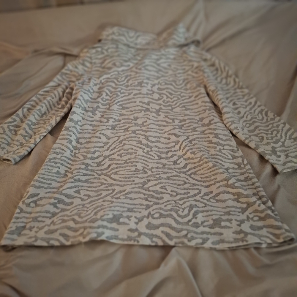 Peck & Peck Women's White and Gray Patterned Pullover - Picture 6 of 7